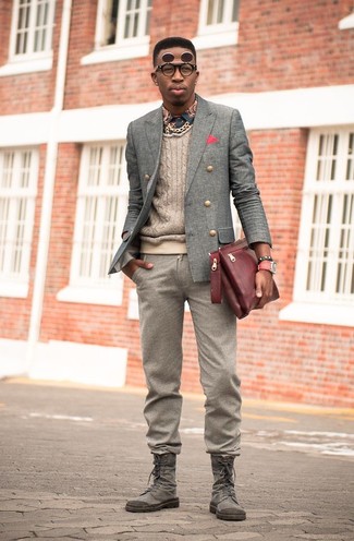 серый шерстяной двубортный пиджак в сочетании с коричневыми шерстяными классическими брюками поможет реализовать классический мужской стиль. Очень стильно здесь будут смотреться серые ботинки.