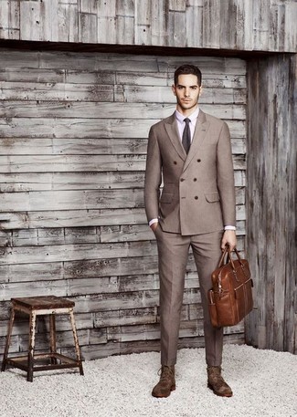 Коричневый двубортный пиджак и коричневые классические брюки — необходимые вещи в классическом мужском гардеробе. Этот образ идеально дополнят темно-коричневые классические ботинки.