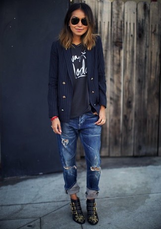 Темно-синий двубортный пиджак в вертикальную полоску и темно-синие рваные джинсы-бойфренды — must have вещи в стильном женском гардеробе. Создать модный контраст с остальными вещами из этого образа помогут ботинки с шипами.