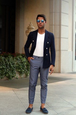 Темно-синий двубортный пиджак и серые классические брюки — хороший пример элегантного мужского стиля. Что касается обуви, можно дополнить образ темно-синими туфлями.