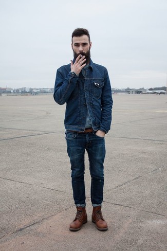 Сочетание темно-синей джинсовой куртки и темно-синих джинсов поможет создать интересный образ в стиле кэжуал. Разнообразить образ и добавить в него немного классики помогут темно-коричневые ботинки.
