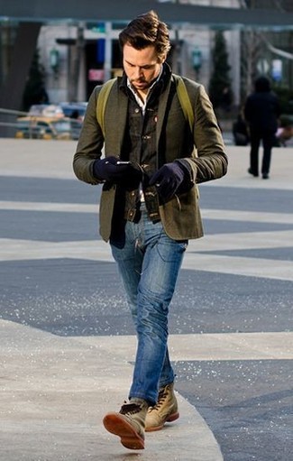 Темно-серая джинсовая куртка и синие джинсы — must have вещи в стильном мужском гардеробе. И почему бы не добавить в этот образ элегантности с помощью бежевых ботинок?