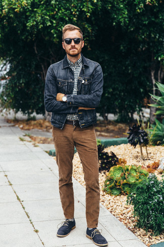 Если в одежде ты ценишь функциональность и удобство, обрати внимание на сочетание темно-синей джинсовой куртки и коричневых вельветовых джинсов. Темно-синие ботинки добавят образу изысканности.