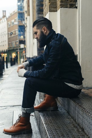 темно-синяя джинсовая куртка в паре с темно-синими джинсами — отличный вариант для создания образа в стиле элегантной повседневности. Коричневые кожаные ботинки броги добавят элемент классики в твой образ.