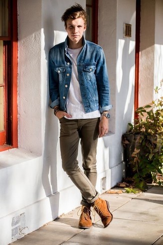 Синяя джинсовая куртка и коричневые брюки чинос — необходимые вещи в гардеробе мужчины с чувством стиля. Разнообразить образ и добавить в него немного классики помогут светло-коричневые замшевые ботинки.