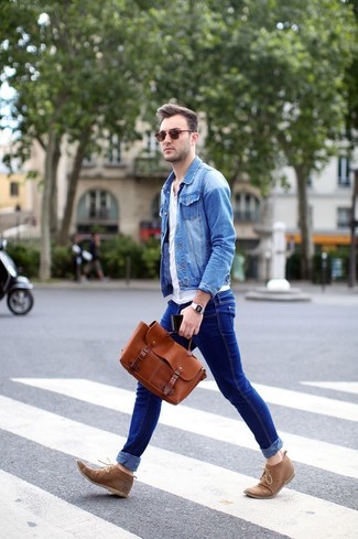 Приверженцам стиля casual должно понравиться сочетание голубой джинсовой куртки и темно-синих джинсов. Бежевые дезерты — прекрасный вариант, чтобы завершить образ.