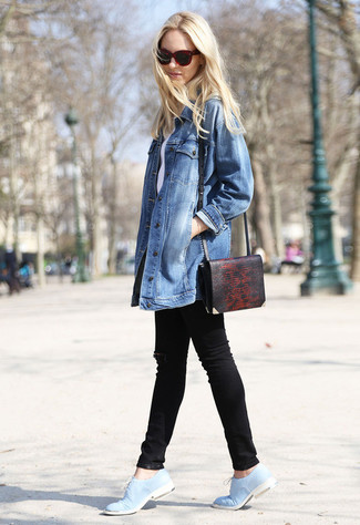Синюю джинсовую куртку и черные джинсы скинни можно надеть как на работу, так на прогулку. Этот образ идеально дополнят голубая обувь.