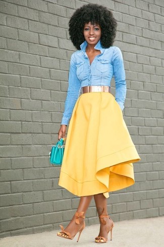 Голубая джинсовая рубашка и желтая пышная юбка стильно впишутся в ансамбль в непринужденном стиле. Что касается обуви, можно отдать предпочтение комфорту и выбрать оранжевые босоножки.