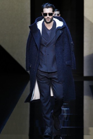 Темно-синее длинное пальто и темно-синие шерстяные классические брюки — необходимые вещи в классическом мужском гардеробе. И почему бы не добавить в этот образ немного непринужденности с помощью синих замшевых ботинок?