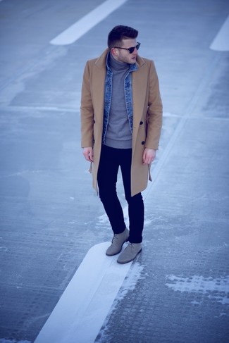 Сочетание светло-коричневого длинного пальто и темно-синих джинсов поможет реализовать в твоем образе классический мужской стиль. Что касается обуви, можно отдать предпочтение удобству и выбрать серые дезерты.