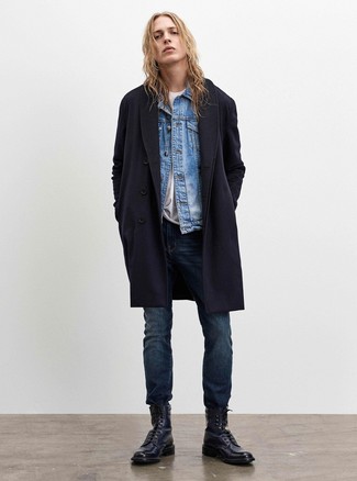 Сочетание темно-синего длинного пальто и темно-синих джинсов позволит создать образ в классическом мужском стиле. Очень стильно здесь будут смотреться синие кожаные ботинки.