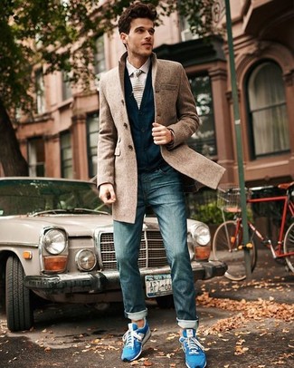 светло-коричневое длинное пальто в сочетании с синими джинсами поможет подчеркнуть твой индивидуальный стиль. Создать модный контраст с остальными вещами из этого образа помогут синие кеды.
