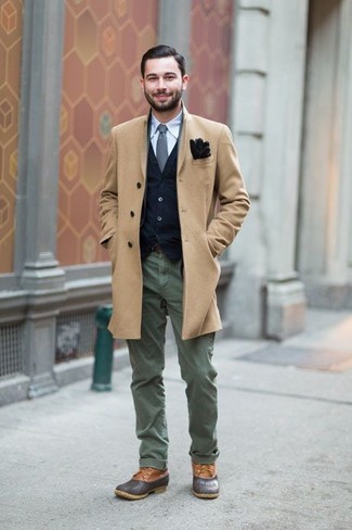 Светло-коричневое длинное пальто и оливковые брюки чинос — must have вещи в стильном мужском гардеробе. Что касается обуви, серые кожаные ботинки — самый подходящий вариант.