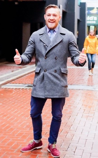 Серое длинное пальто в клетку и темно-синие брюки чинос — великолепный вариант делового повседневного образа. Красные туфли добавят образу эффектности.