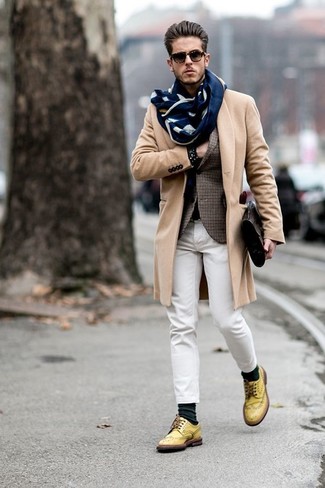 Светло-коричневое длинное пальто и белые джинсы — великолепный вариант для приверженцев дресс-кода business casual. Чтобы образ не получился слишком отполированным, можно завершить его желтой обувью.