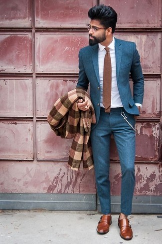 Комбо из коричневого длинного пальто в шотландскую клетку и темно-бирюзовых классических брюк — воплощение классического мужского стиля. Коричневые туфли гармонично дополнят образ.