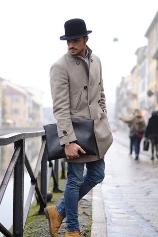 Сочетание серого длинного пальто и синих зауженных джинсов позволит создать образ в классическом мужском стиле. Вкупе с этим нарядом органично будут смотреться бежевые замшевые ботинки.
