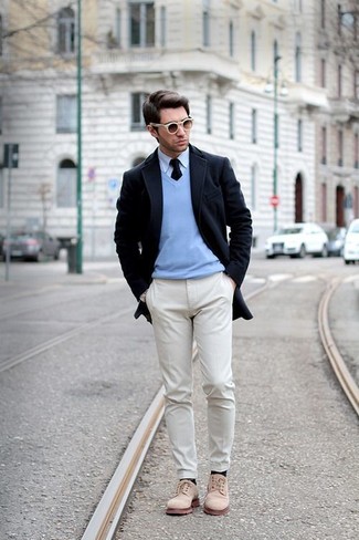 Сочетание темно-синего длинного пальто и бежевых брюк чинос поможет реализовать в твоем образе классический мужской стиль. Очень гармонично здесь будут смотреться бежевые замшевые туфли дерби.