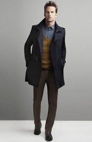 Комбо из черного длинного пальто и темно-коричневых классических брюк поможет реализовать классический мужской стиль. И почему бы не разбавить образ с помощью черно-синих ботинок челси?