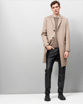 Светло-коричневое длинное пальто и черные кожаные джинсы — беспроигрышный вариант для создания образа в стиле smart casual. Очень выигрышно здесь будут смотреться черные классические ботинки.
