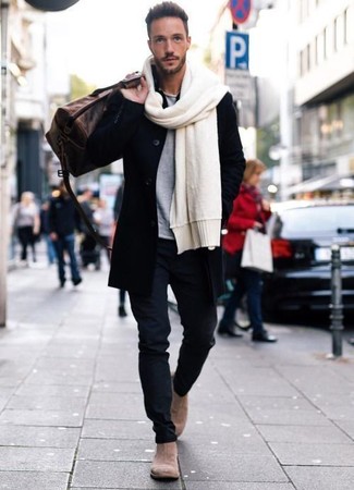 Черное длинное пальто и темно-синие брюки чинос — необходимые вещи в гардеробе мужчины с чувством стиля. Очень выигрышно здесь будут смотреться бежевые ботинки челси.