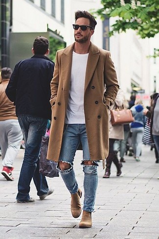 Коричневое длинное пальто и синие рваные зауженные джинсы — необходимые вещи в классическом мужском гардеробе. Чтобы образ не получился слишком строгим, можно надеть коричневая обувь.