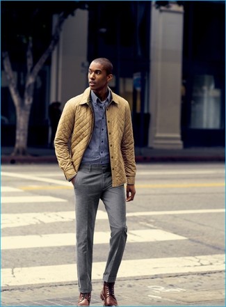 Желтая стеганая куртка с воротником и на пуговицах и серые классические брюки — необходимые вещи в классическом мужском гардеробе. Темно-коричневые классические ботинки добавят элемент классики в твой образ.