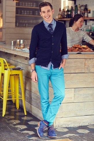 Темно-синий кардиган и бирюзовые брюки чинос — великолепный выбор, если ты хочешь создать расслабленный, но в то же время стильный образ. Чтобы немного разнообразить образ и сделать его элегантнее, можно надеть синие туфли дерби.