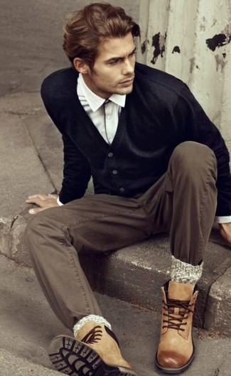Черный кардиган и коричневые брюки чинос — выгодные инвестиции в твой гардероб. Бежевые кожаные ботинки — беспроигрышный вариант, чтобы завершить образ.