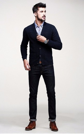 Темно-синий кардиган и темно-синие джинсы — необходимые вещи в гардеробе любителей стиля casual. И почему бы не добавить в повседневный образ немного шика с помощью коричневых кожаных повседневных ботинок?