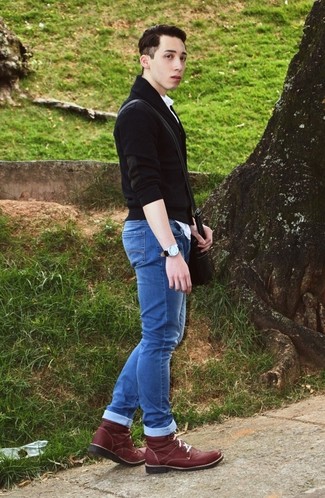 Черный кардиган с отложным воротником и синие зауженные джинсы — необходимые вещи в гардеробе любителей стиля casual. Красно-темно-синие ботинки — великолепный вариант, чтобы завершить образ.