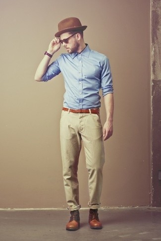 Синяя классическая рубашка и светло-коричневые брюки чинос — хороший вариант для создания образа в стиле smart casual. Что касается обуви, можно закончить образ коричневыми кожаными ботинками.