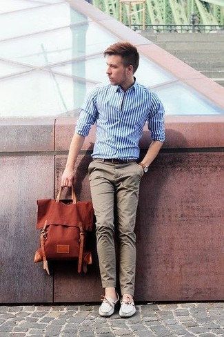 бело-синяя классическая рубашка в вертикальную полоску в сочетании с серыми брюками чинос — отличный офисный вариант. Чтобы образ не получился слишком отполированным, можно завершить его серой кожаной обувью.