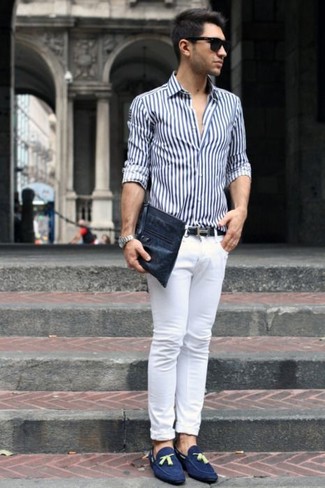 Сочетание бело-темно-синей классической рубашки в вертикальную полоску и белых зауженных джинсов уместно и в офисе, и на мероприятиях с дресс-кодом business casual. Что касается обуви, можно отдать предпочтение классике и выбрать темно-синие замшевые туфли.