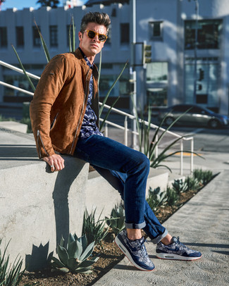 Коричневый кожаный бомбер и темно-синие джинсы можно надеть как на работу, так и на прогулку. Синие кроссовки помогут сделать образ менее официальным.