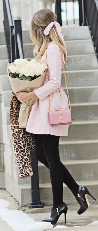 Комбо из бежевой короткой шубы с леопардовым принтом и розового платья с плиссированной юбкой поможет подчеркнуть твой индивидуальный стиль. И почему бы не разбавить образ с помощью черной обуви?
