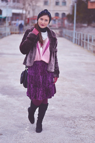 Пурпурная короткая шуба и пурпурная бархатная юбка-миди со складками позволят создать гармоничный стильный образ. Чтобы образ не получился слишком строгим, можно надеть светло-фиолетовые замшевые ботинки.
