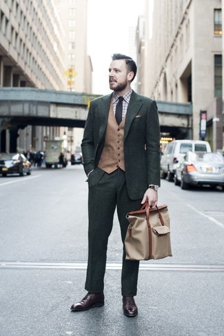 Темно-зеленый костюм и светло-коричневый шерстяной жилет — хороший пример элегантного мужского стиля. Если ты не боишься экспериментировать, на ноги можно надеть темно-коричневые классические ботинки.