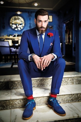 синий костюм в сочетании с бело-темно-синей классической рубашкой в вертикальную полоску позволит создать стильный классический образ. Что касается обуви, можно дополнить образ синими туфлями.