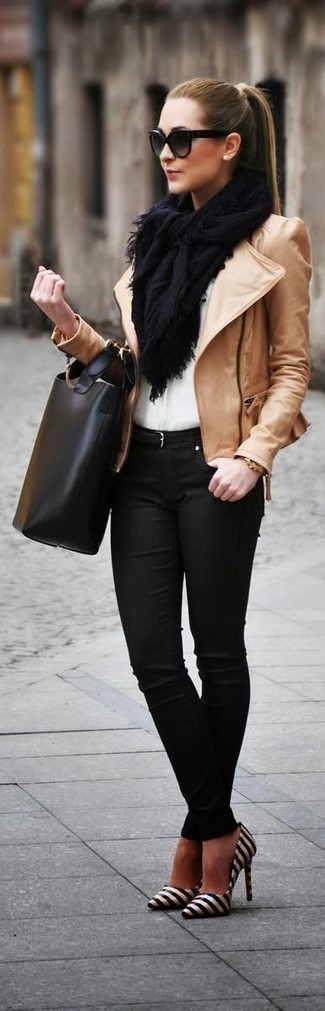 Стань королевой стиля в светло-коричневой кожаной косухе и черных джинсах скинни. Черно-белые туфли добавят элемент классики в твой образ.