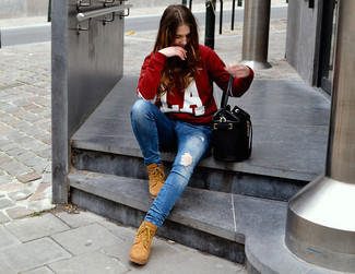 Красно-белый свитер с круглым вырезом с принтом и синие рваные джинсы скинни — необходимые вещи в арсенале стильной современной женщины. Что касается обуви, можно отдать предпочтение комфорту и выбрать бежевые ботинки на шнуровке.