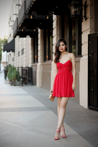 Когда не знаешь, в чем пойти на свидание вечером, красное шифоновое коктейльное платье — великолепный вариант. И почему бы не добавить в этот образ немного непринужденности с помощью красных босоножек?