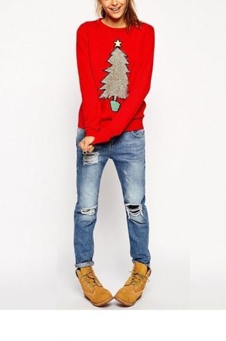 Красный свитер с круглым вырезом с жаккардовым узором и синие рваные джинсы-бойфренды можно надеть на прогулку или на встречу с друзьями в кафе. Бежевые замшевые ботинки на шнуровке станут великолепным дополнением к твоему образу.