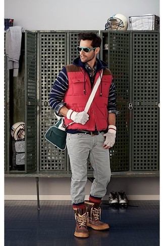 Если в одежде ты ценишь функциональность и удобство, обрати внимание на сочетание красной стеганой куртки без рукавов и серых джинсов. Создать модный контраст с остальными вещами из этого образа помогут зимние ботинки.