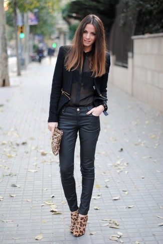 черная куртка букле в паре с черными кожаными узкими брюками подойдет для свидания или вечера с подругами. Светло-коричневые ботинки с леопардовым принтом помогут сделать образ менее официальным.