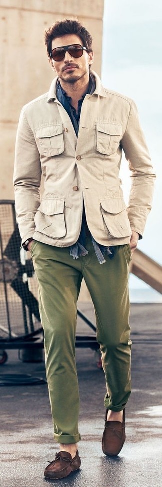 Бежевая куртка в стиле милитари и оливковые брюки чинос — необходимые вещи в гардеробе мужчины с чувством стиля. Мокасины отлично впишутся в образ.