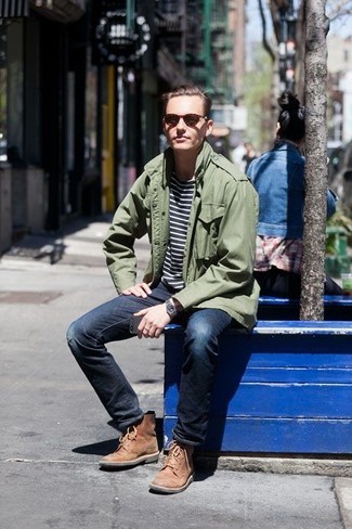 Оливковая куртка в стиле милитари и темно-синие рваные зауженные джинсы — выгодные инвестиции в твой гардероб. Бежевые замшевые ботинки добавят образу изысканности.