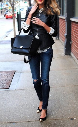 Черная кожаная куртка и темно-синие рваные джинсы скинни помогут создать свой неповторимый образ. Черные замшевые туфли добавят образу изысканности.