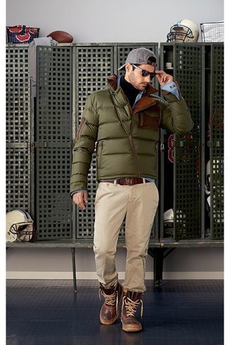 Оливковая куртка-пуховик и бежевые брюки чинос — прекрасный вариант для создания образа в стиле smart casual. Этот образ идеально дополнят коричневый зимние ботинки.