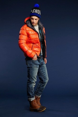Оранжевая куртка-пуховик и темно-синие джинсы — must have вещи в стильном мужском гардеробе. И почему бы не добавить в этот образ немного непринужденности с помощью зимних ботинок?